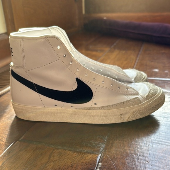 Nike White and Black Athletic Shoes - Picture 6 of 8